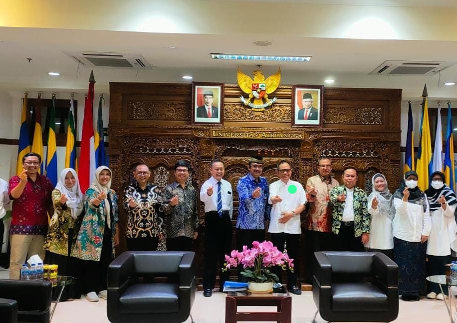 ketua-senat-akademik-unair-sambut-kedatangan-dewan-profesor-uns.jpg